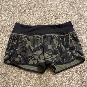 Womens lulu lemon athletic shorts size 6 used and in good condition
